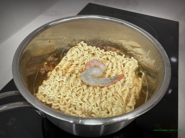 이마트 노브랜드 냉동 새우살(흰다리새우,꼬리 포함)(라면 부재료) 2023년 1~3월 라면에 새우 투입 조리