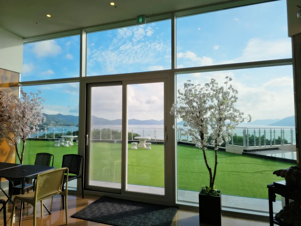 거제도-엄마의바다-카페-2층-풍경-야외테라스-출입구