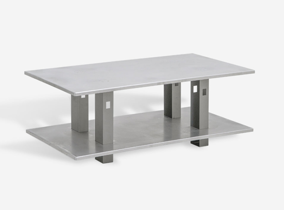 스퀘어 구조가 돋보이는 알루미늄 로우 테이블, 산업적 디자인의 금속 가구