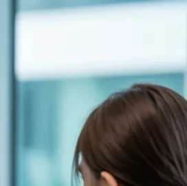 쌍꺼풀 수술 이미지 - 쌍꺼풀 수술 상담을 받고 있는 사람