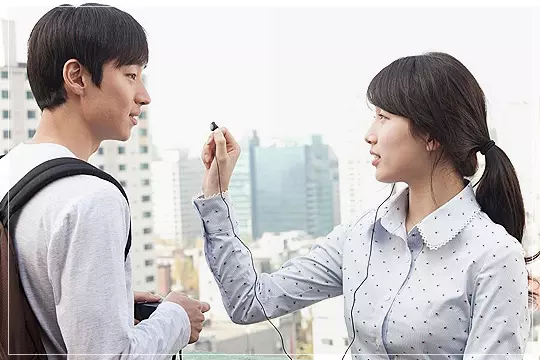 영화-건축학개론-승민에게-이어폰을-건내는-서연