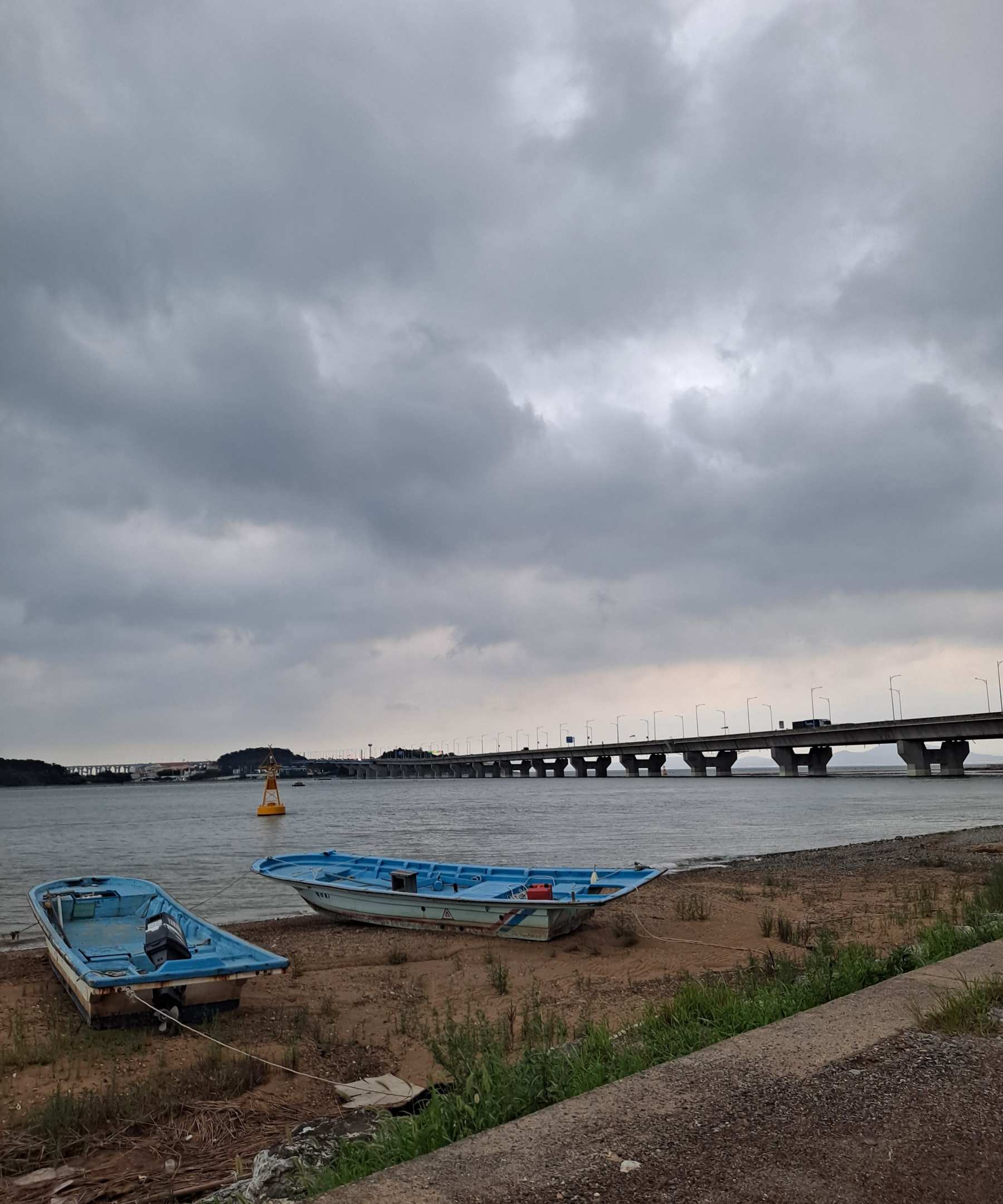 저멀리 서해대교