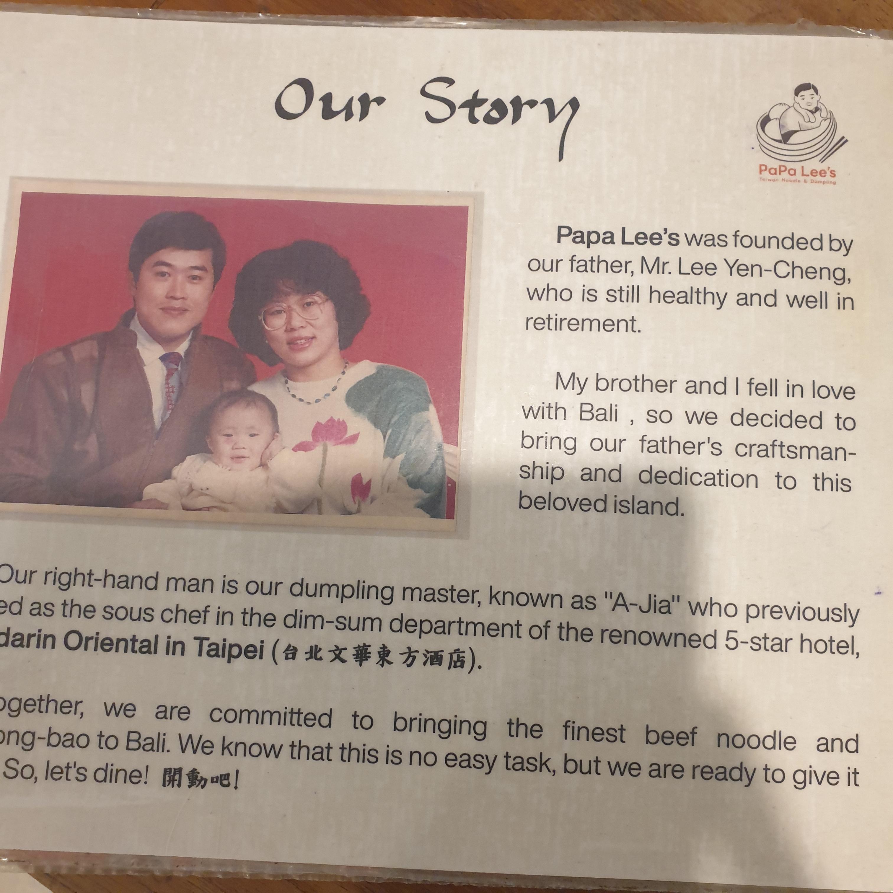Papa Lee&rsquo;s 오픈 스토리로 매장 내 비치 되어 있다.