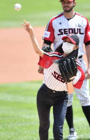 LG 트윈스 ITZY 채령 예지 시구 사진 SSG랜더스