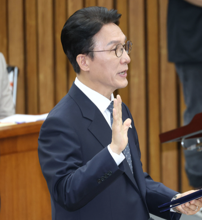 선서하고 있는 총리후보자