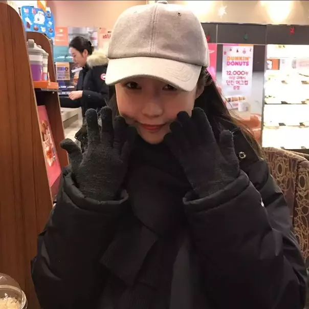 주현영이 장갑과 패딩, 모자를 쓴 모습