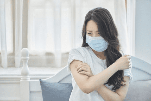 팔통증-겪고-있는-여자