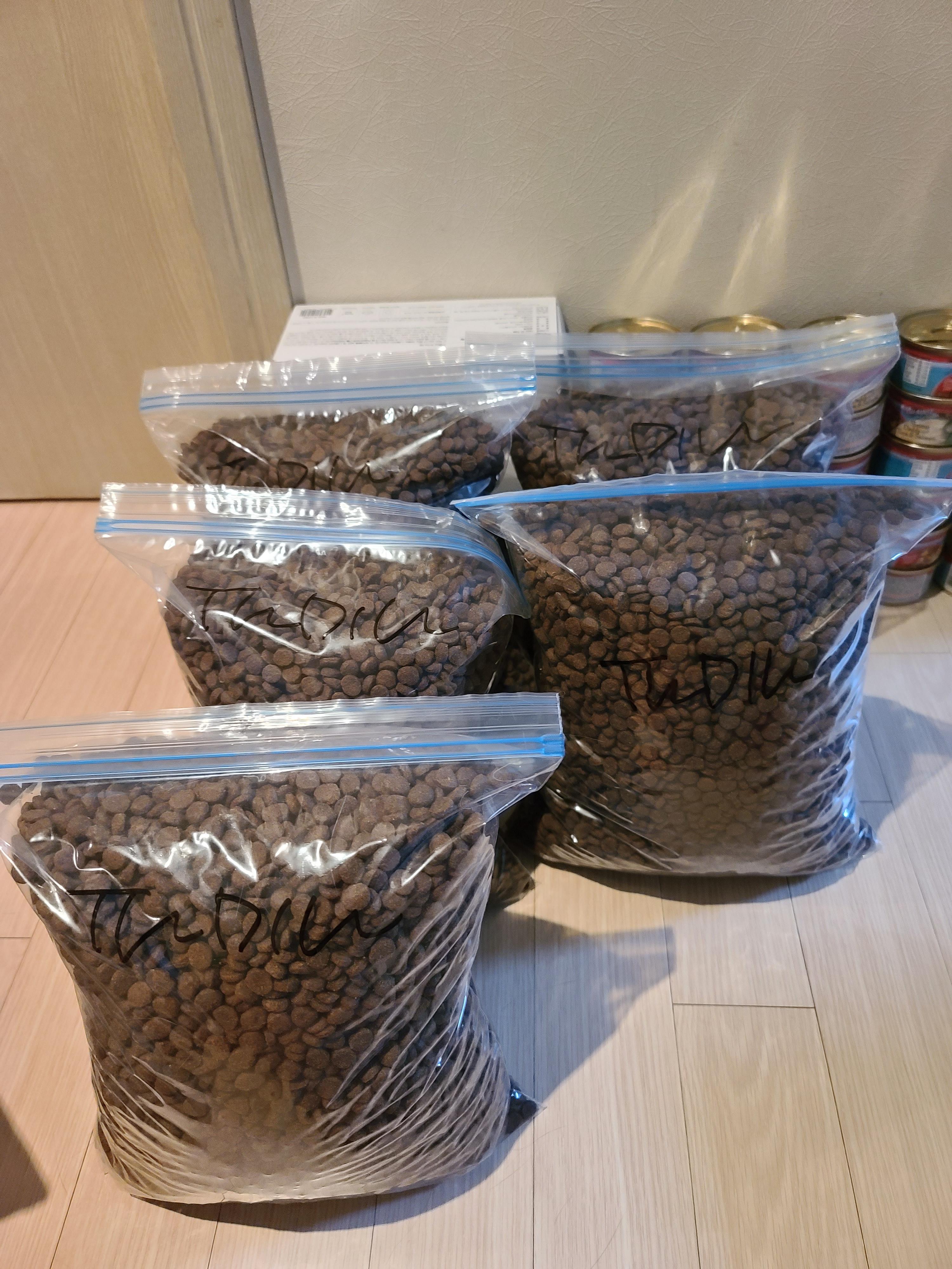 사료 소분 방해하는 고양이들.(feat. 파미나 사료)