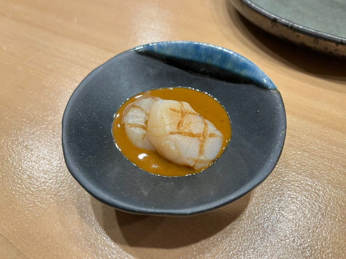 우니 크림소스와 구운 관자