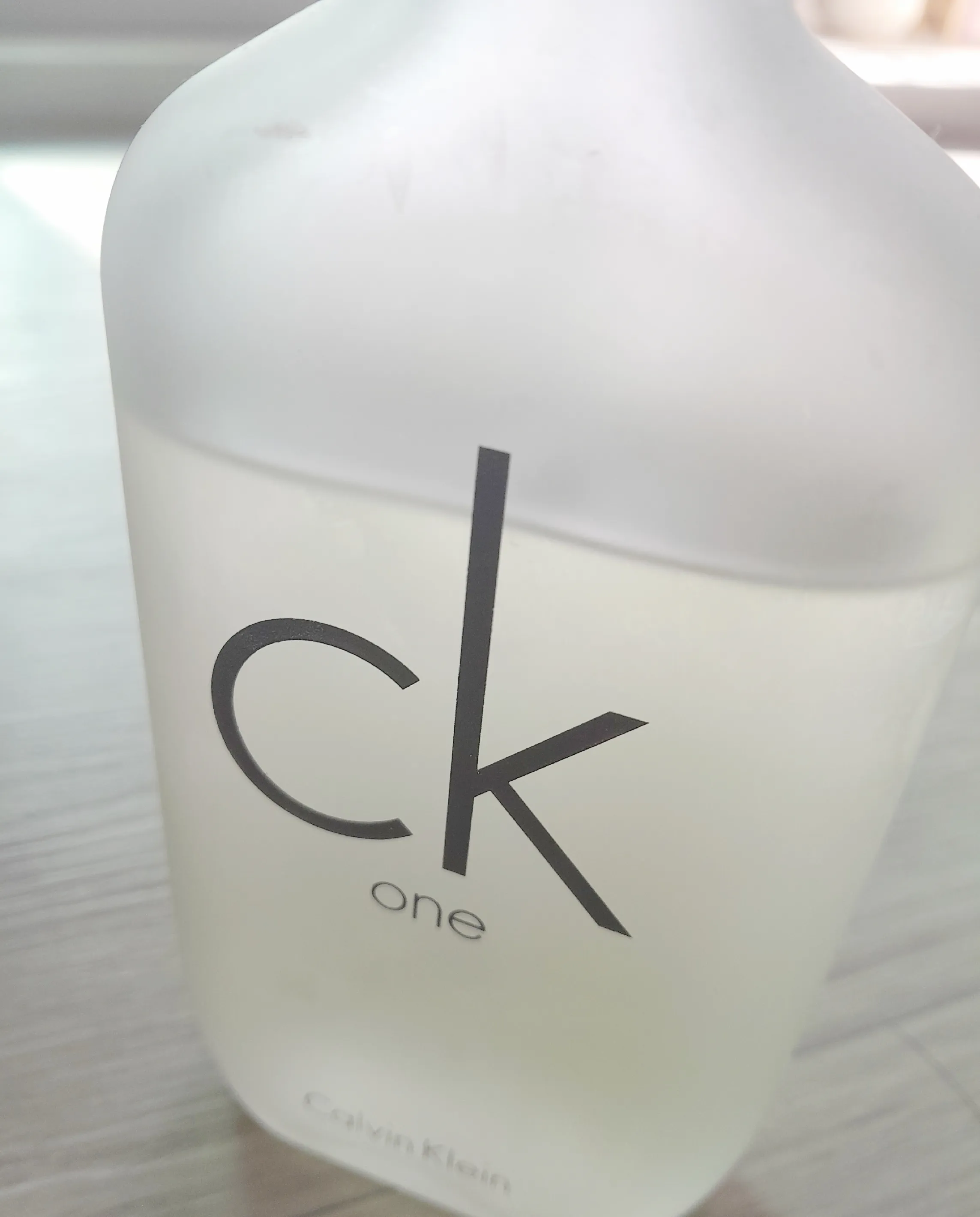 오래된 CK One 향수병 클로즈업