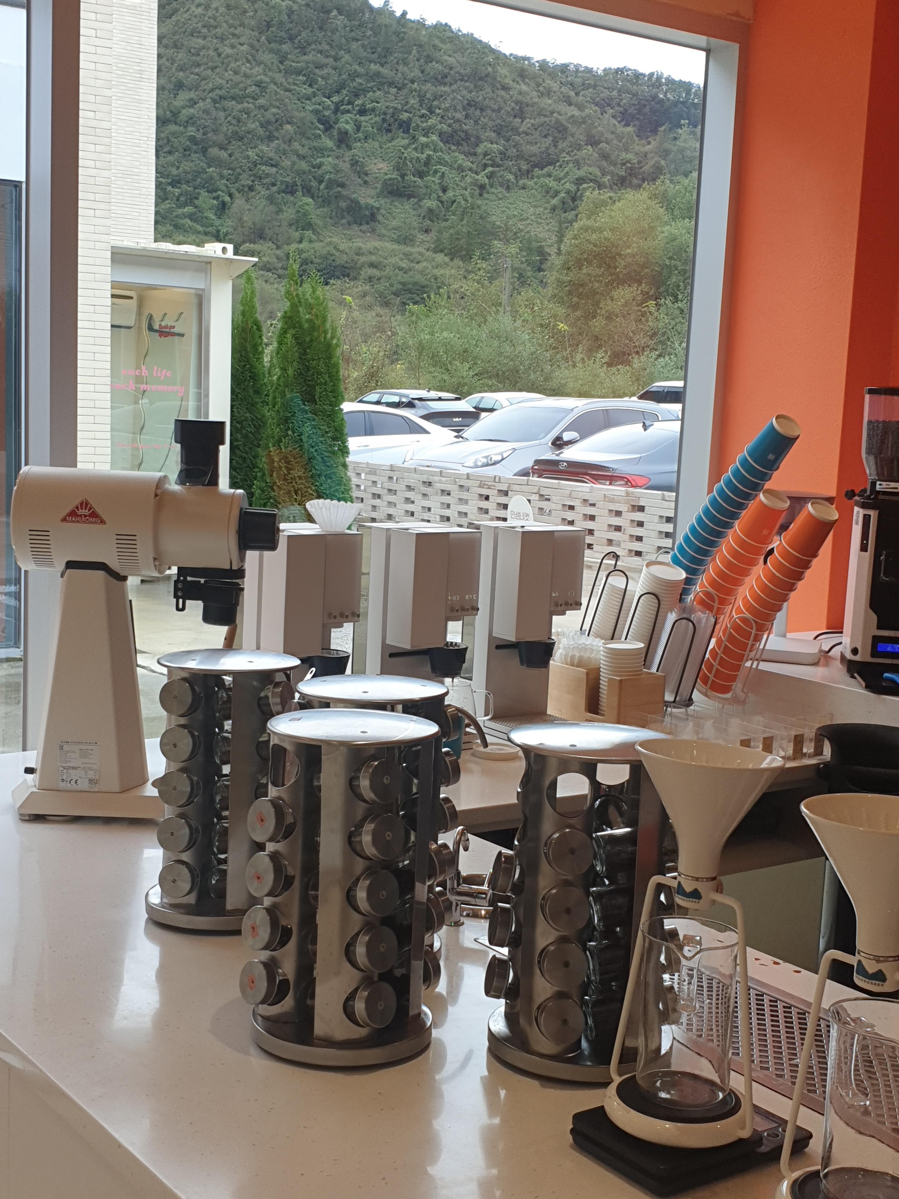 그라인더와 자동 드립머신 그리고 원두 캡슐등이 보인다.