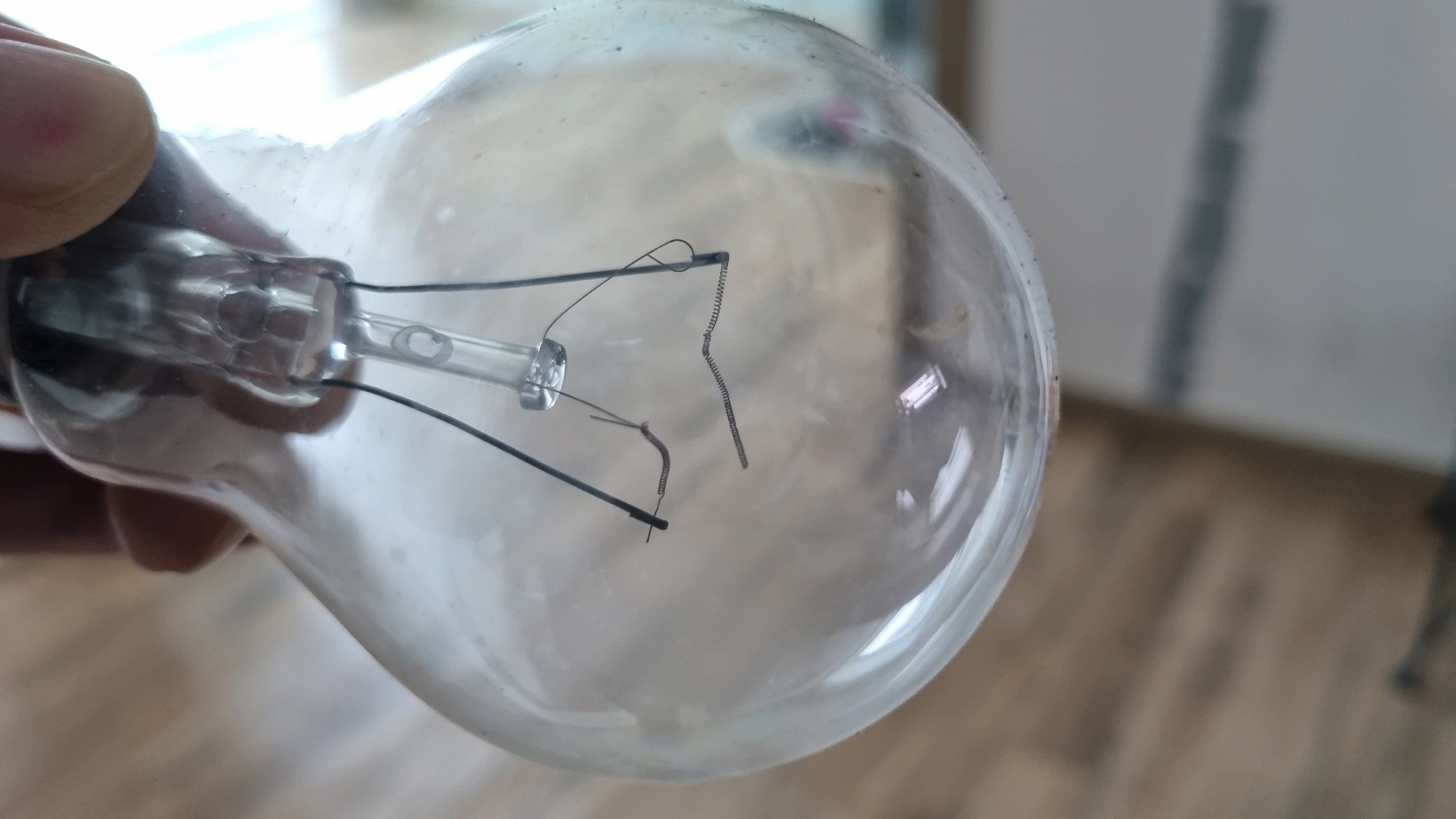 끊어진 백열 전구 필라맨트