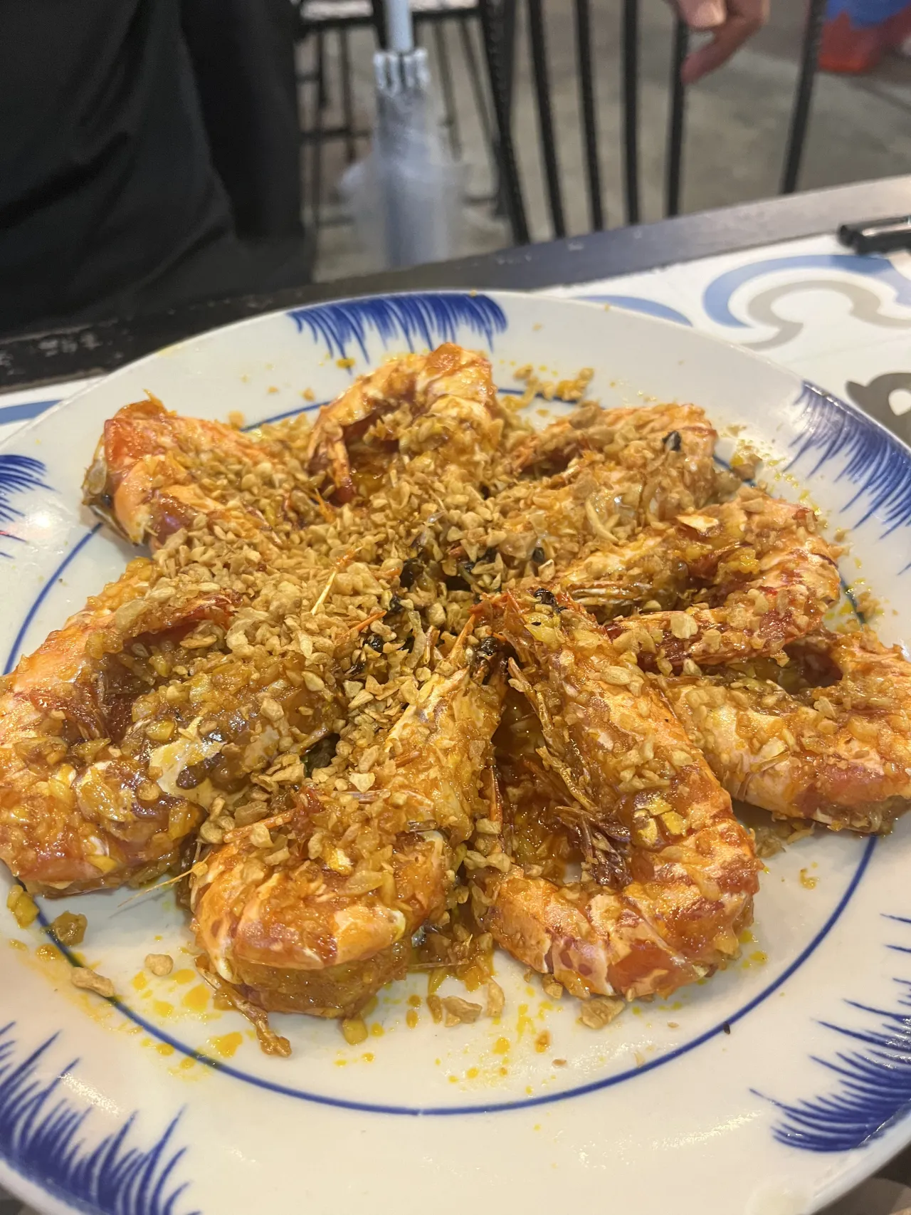 하얀색-접시위-튀겨진-새우와-마늘-크런치-가 놓여져-있는-테이블