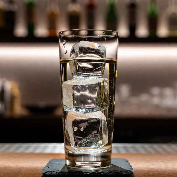 투명한 얼음과 연한 황금빛이 조화로운 깔끔한 미즈와리 완성 사진