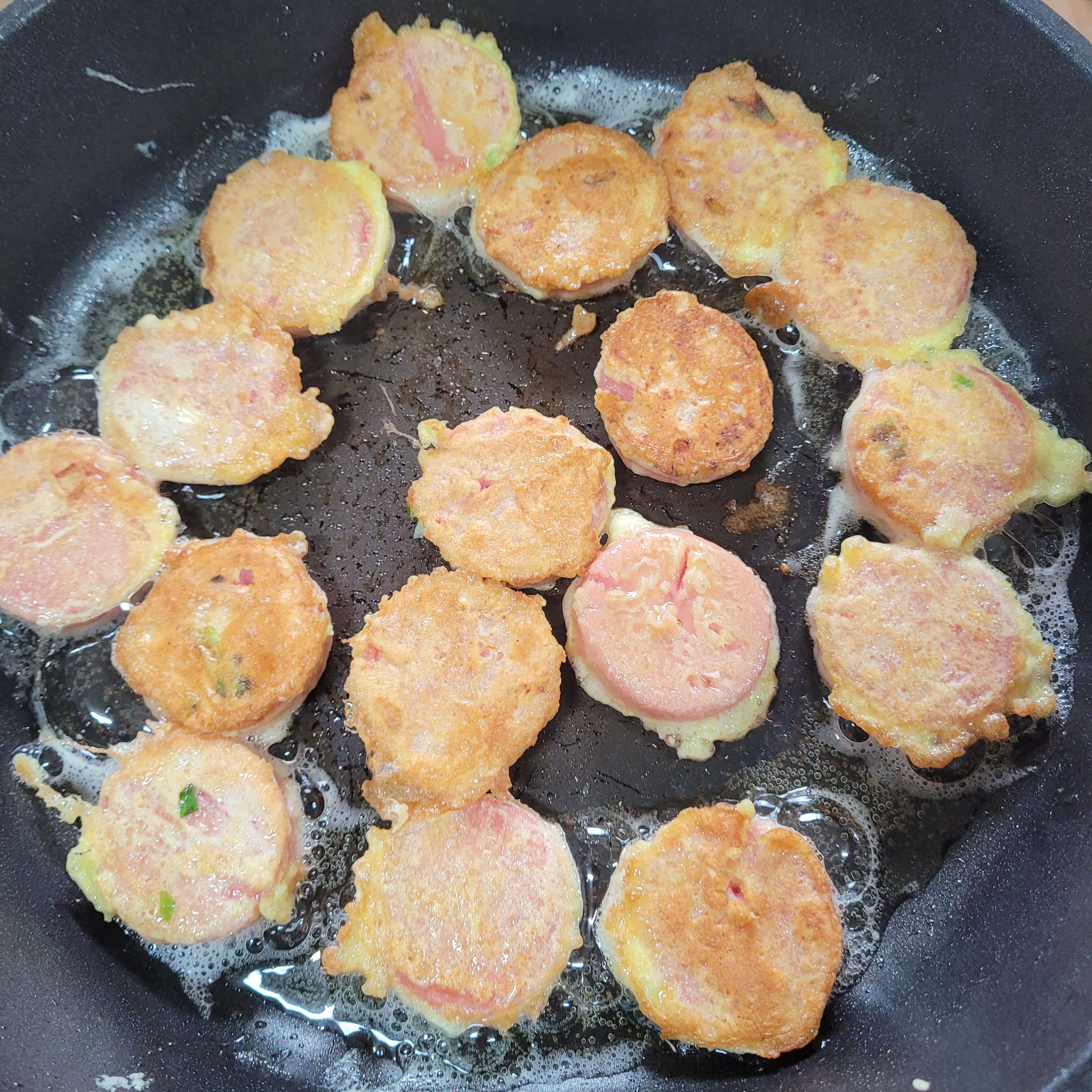 노릇 해지면 뒤집어 주세요.