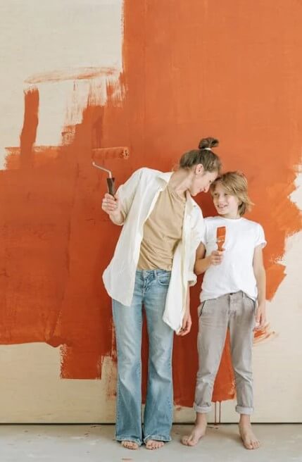 벽에 직접 색을 칠하며 셀프 인테리어를 실천하는 모습