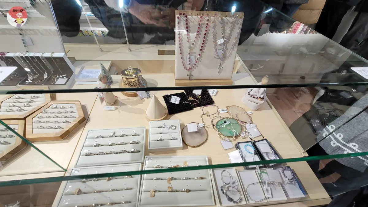 명동-명동문고-가톨릭출판사-진열장의-반지- 팔찌-목걸이-묵주-기타등등