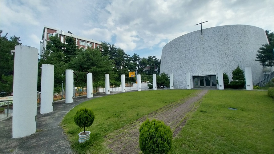 강릉 초당성당과 12개 기둥 조형물