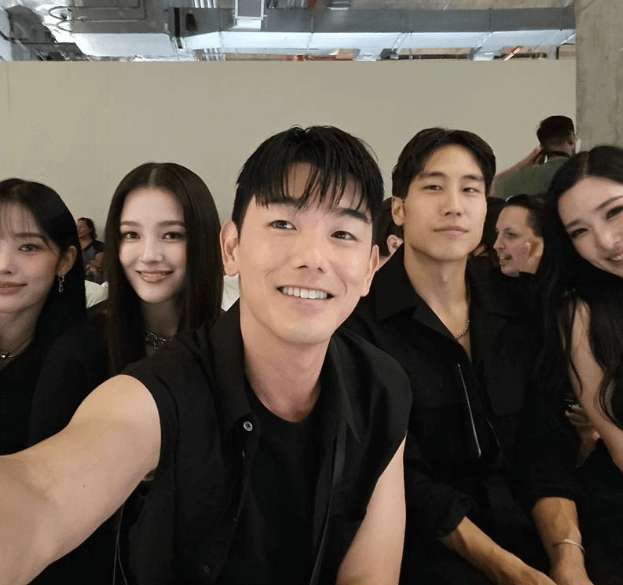 패션위크 행사 장소에서 에릭남과 다른 연예인들