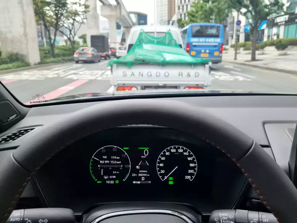 혼다 CR-V 하이브리드로 시내 주행하던 모습입니다.