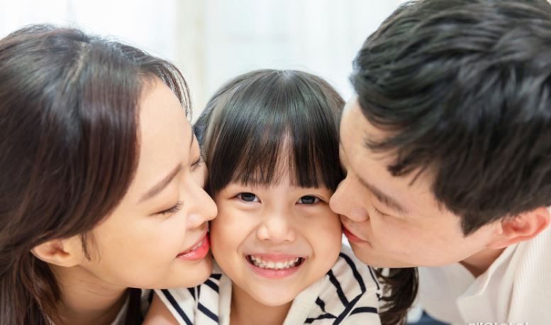 아이에게 뽀뽀해주고 있는 엄마아빠