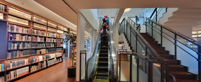 와카야마시민도서관 에스컬레이터와 계단