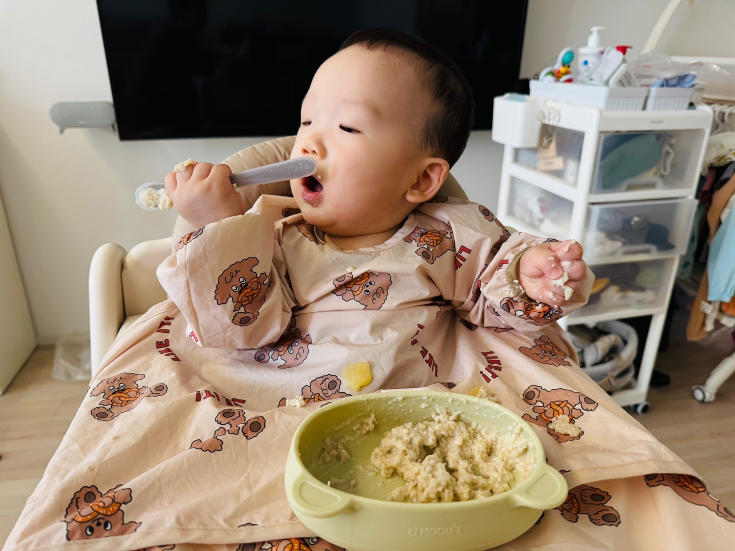 오트밀포리지를 스스로 먹는 모습이 진지한 9개월 아기의 식사 시간