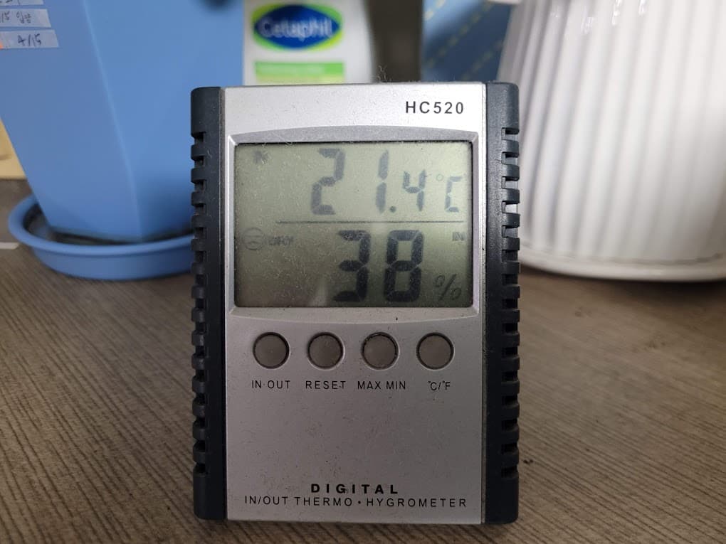 겨울철 밤 10시경 실내습도. 38%로 건조 상태