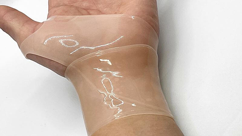 실리콘-손목보호대-착용한사진