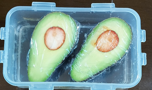 반으로 자른 아보카도 단면과 씨 모습
