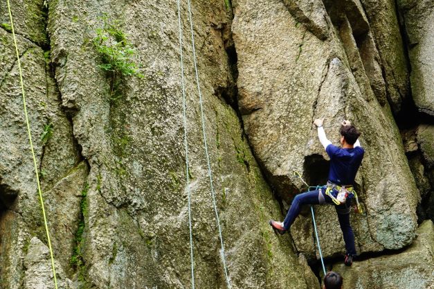 오버행에 매달린 남성 1, 자일 4 줄,