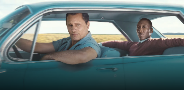 영화 그린 북(Green Book) 장면 &ndash; 실화를 바탕으로 한 감동 드라마, 자동차 안의 주인공 비고 모르텐슨과 마허샬라 알리