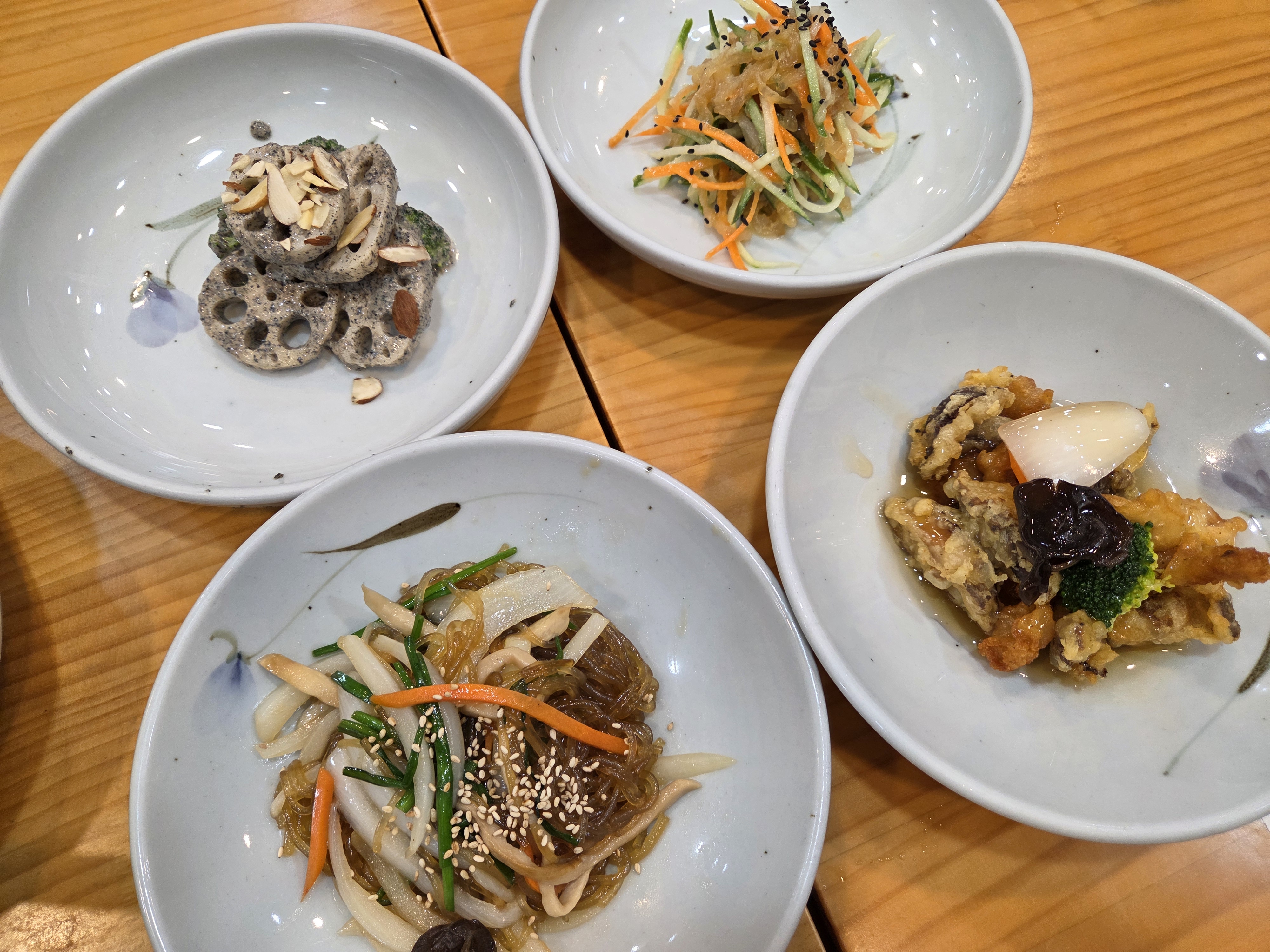 연근조림 잡채 탕수 등 깔끔하게 차려진 4가지 반찬