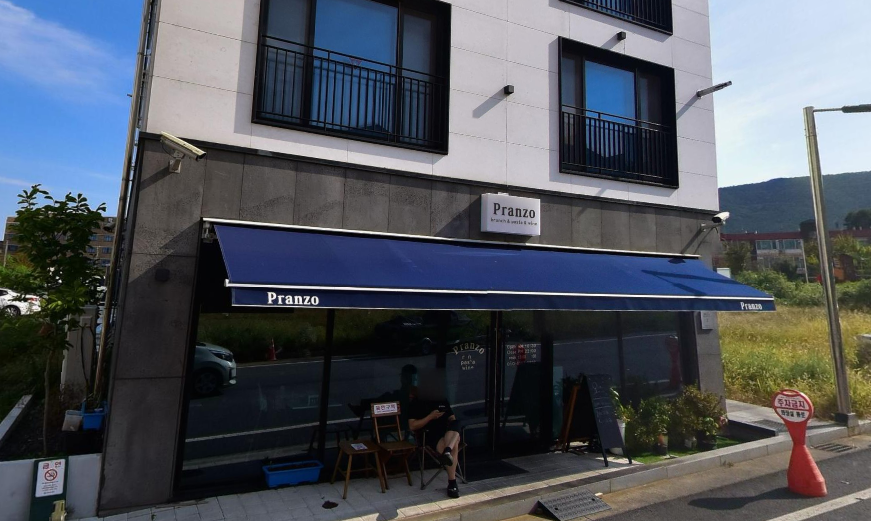 프란조 외관 파란색 외관이 마치 유럽같다