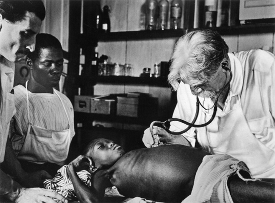 어린 환자를 진찰하는 슈바이처