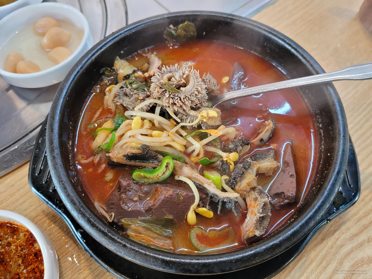 양과 선지가 풍부하게 들어있는 양선지해장국