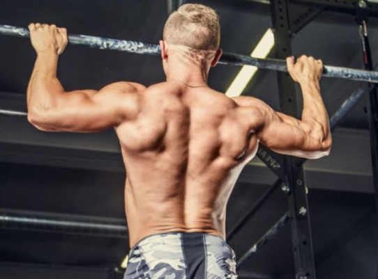 턱걸이 하는 남자 사진