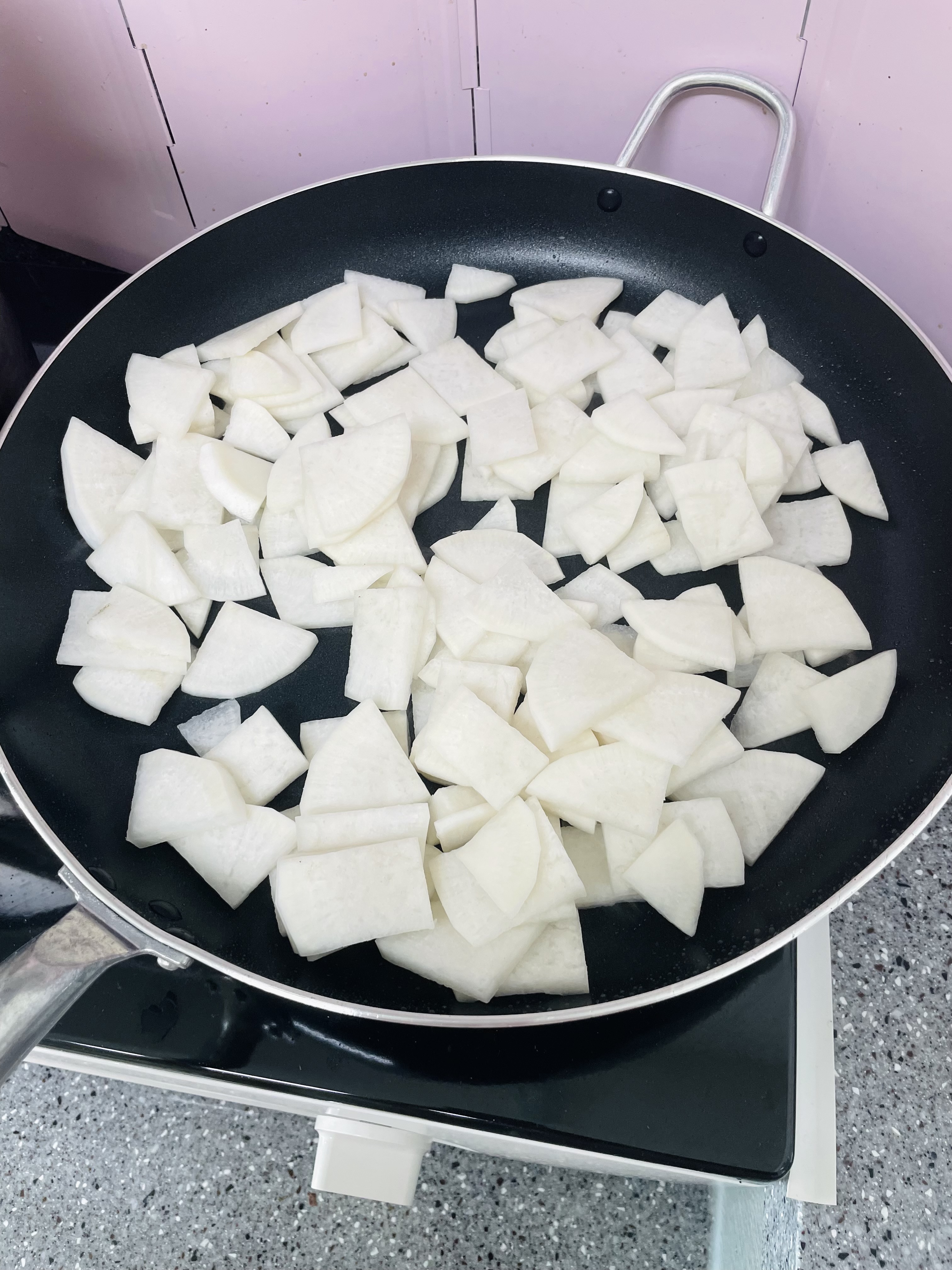 무를 볶아주고 있는 모습입니다.