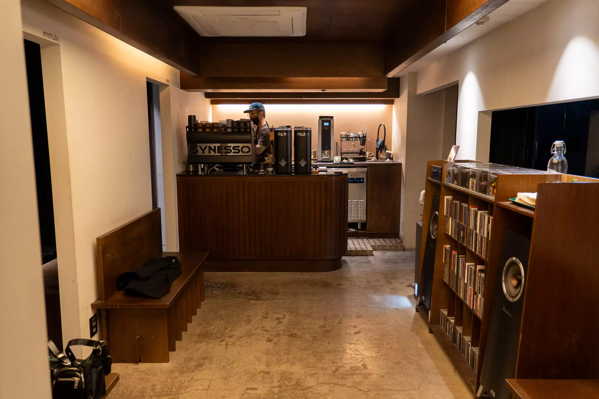 아임뮤트-카페-내부