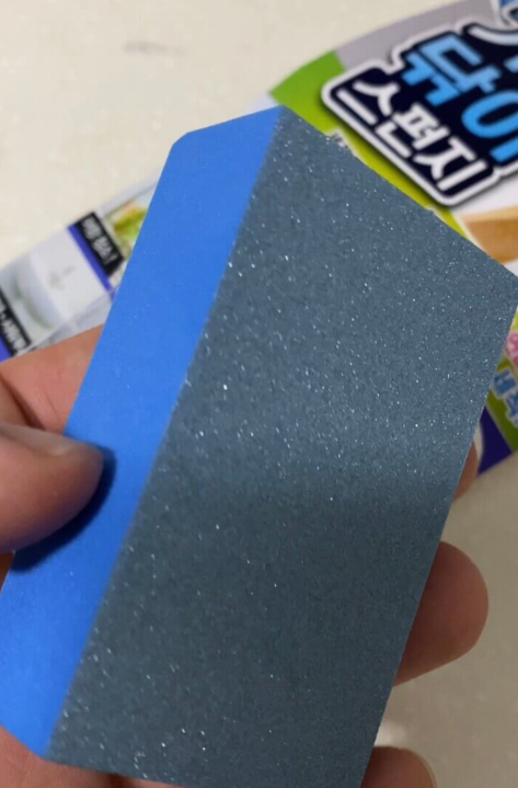 다이소-욕실-청소-거울-닦이-스펀지-거친-파란면