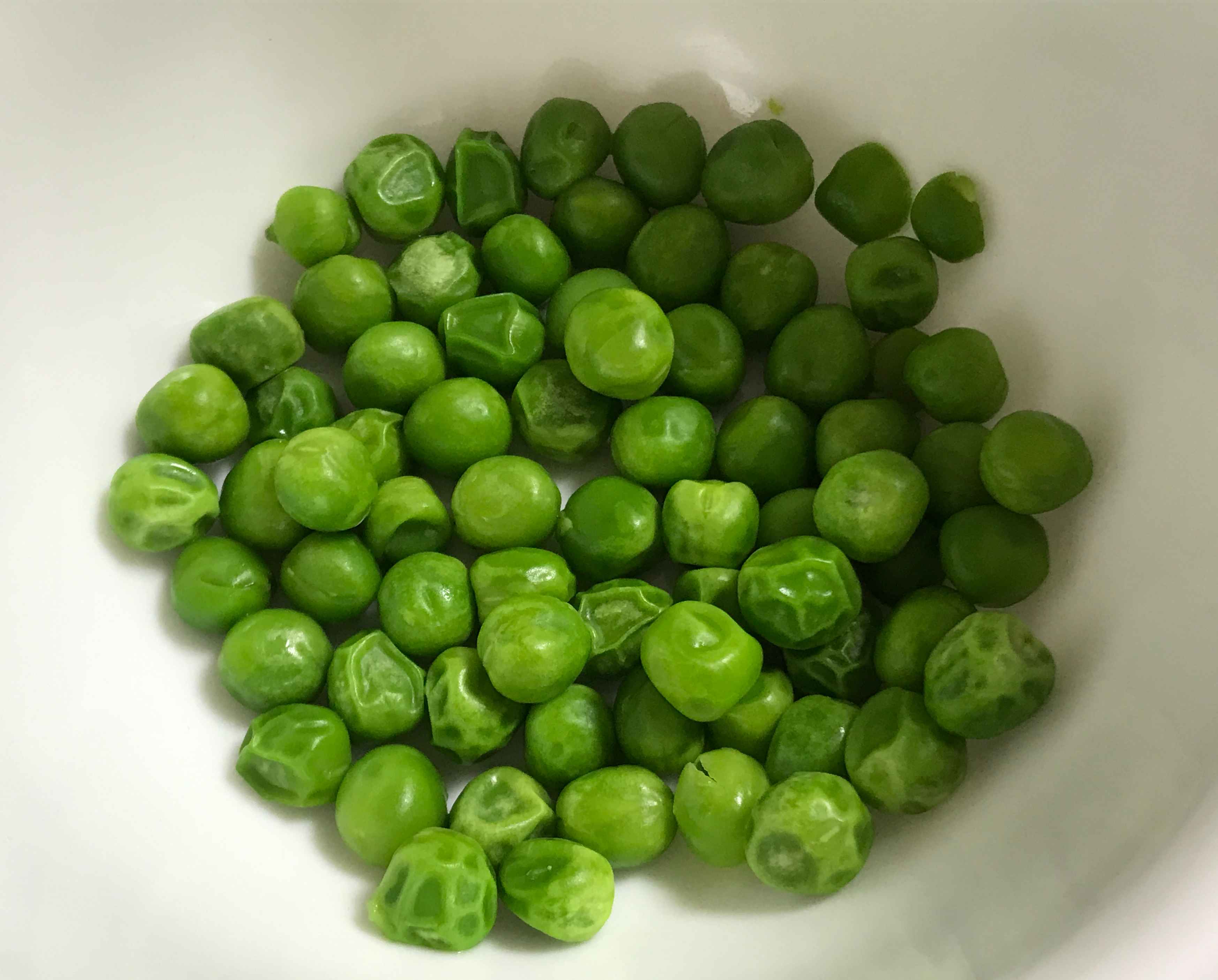 냉동 완두콩을 데운 모습