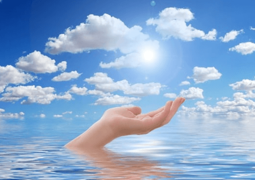 파란 하늘과 하얀 구름이 있고, 아래에는 파란 바다가 있다. 바다 속에서 매우 커다란 사람의 오른손이 올라와서 손바닥을 펼치고 있다.