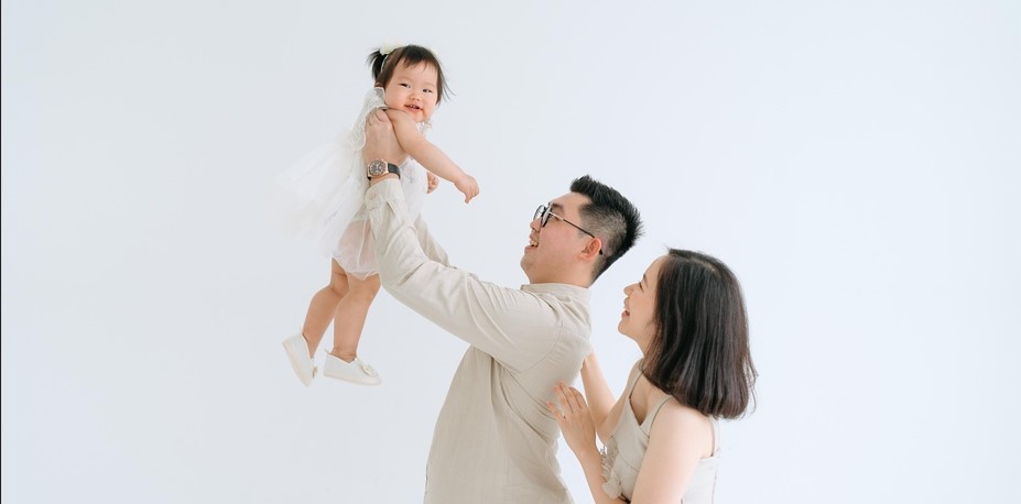 엄마와 아빠가 아기를 번쩍 안아올리는 사진
