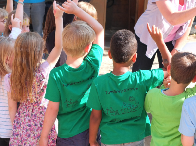 야외에서 선생님과 함께 손을 들고 있는 어린이들, 어린이집 선택과 교육 환경을 상징하는 장면