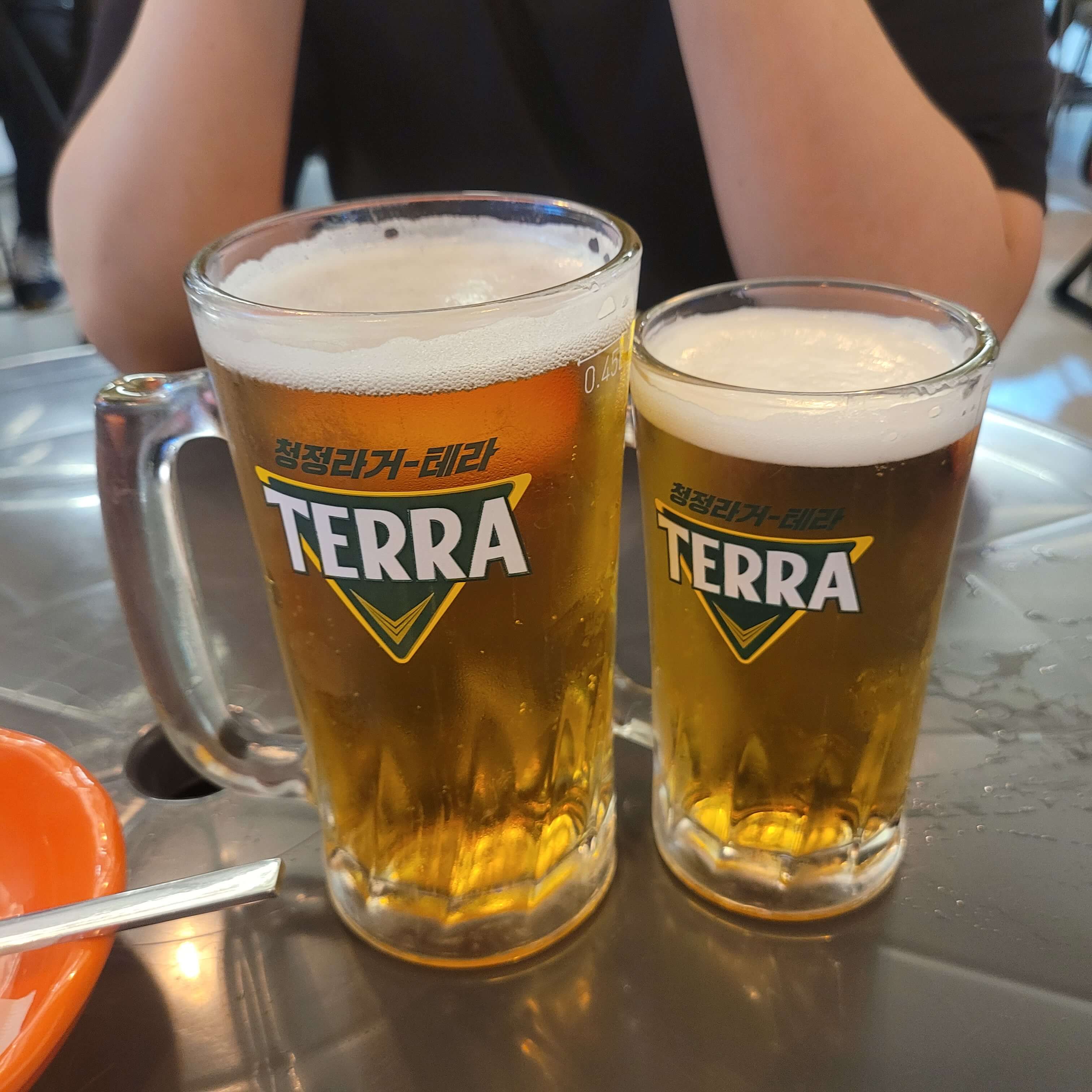 나란히_붙어있는_생맥주_2잔