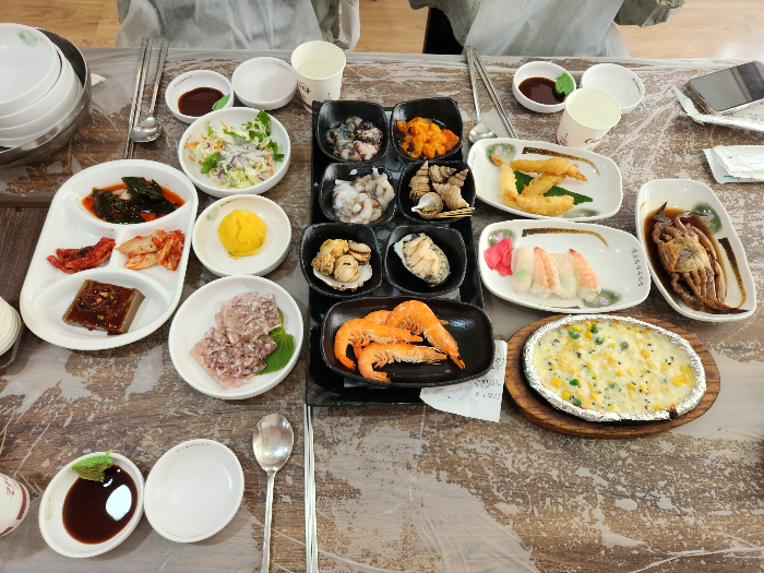 해산물 반찬들이 테이블 위에 올려져 있다