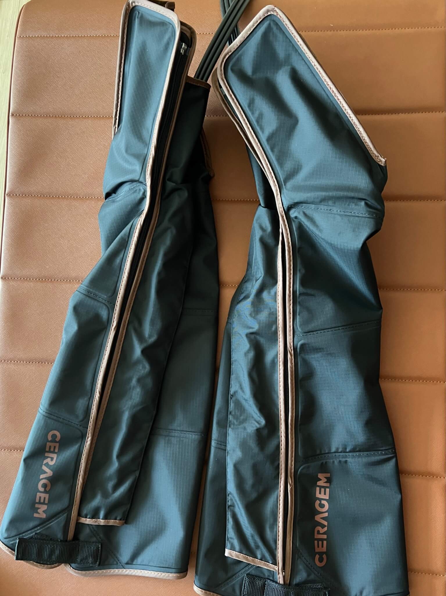 세라젬 V6 에어셀 마사지기가 세라젬 V6 위에 올려져 있는 모습