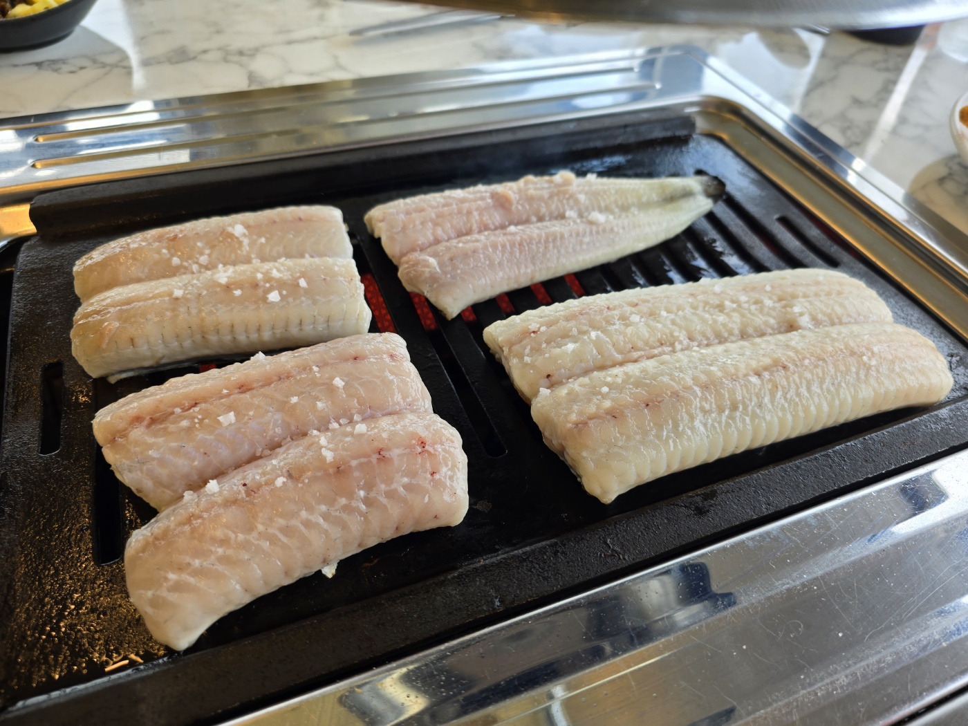 불판에 올려진 장어