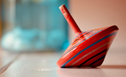 팽이의 회전축은 왜 쓰러지지 않을까