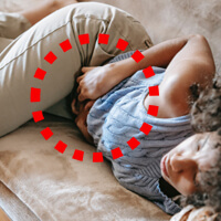 배가-아픈-여성-사진